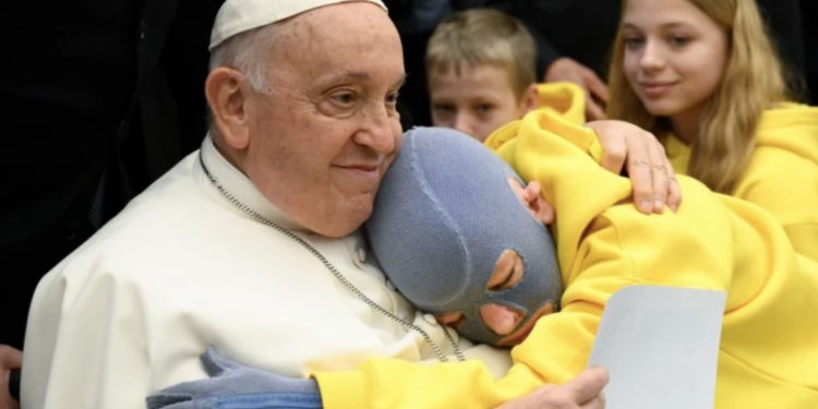 Papa grli dječaka opečenog u ratu, slika obilazi svijet: Hvala maleni za svjedočanstvo