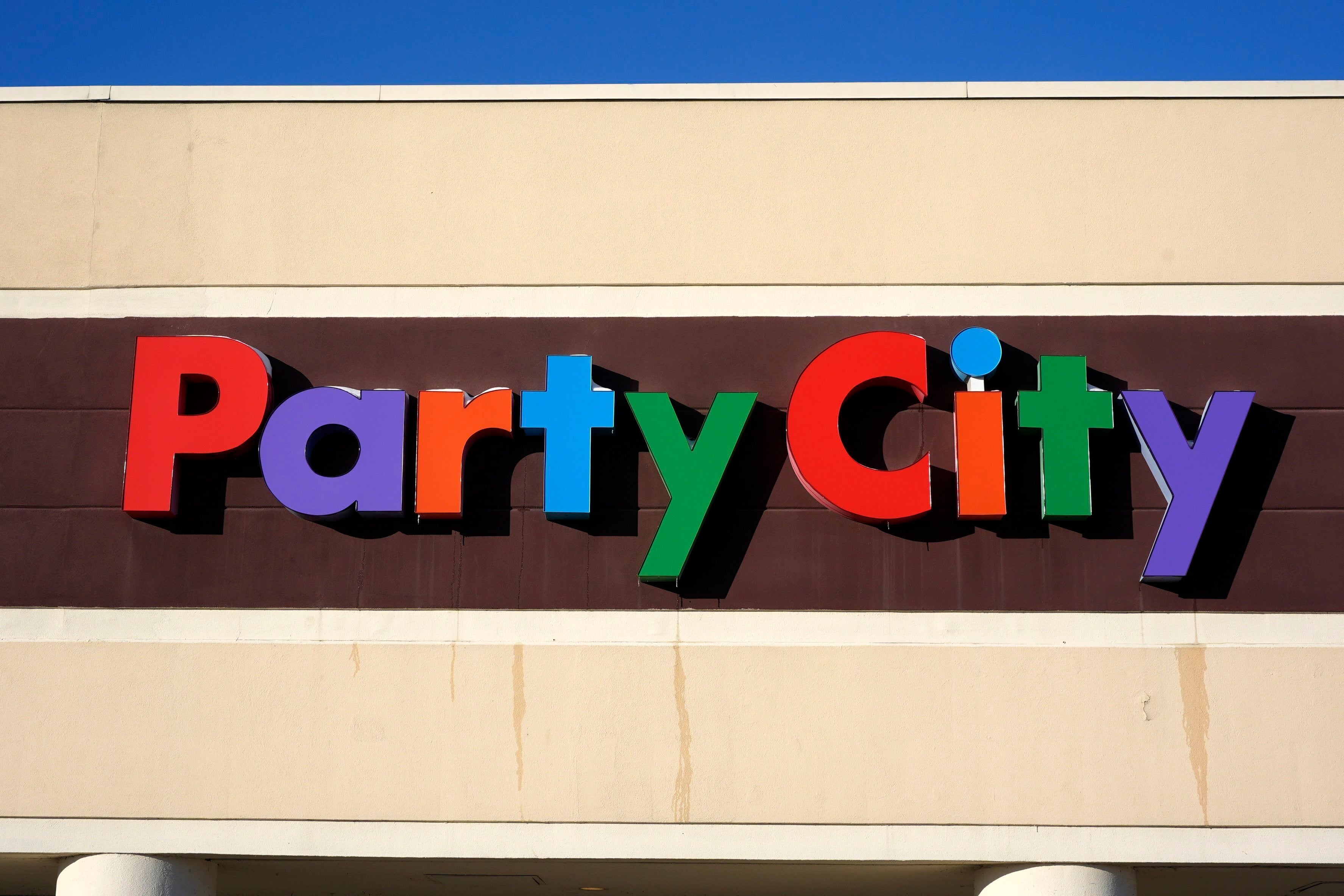 Znak na prednjem dijelu trgovine Party City u Orchard Parku, NY., 22. prosinca 2024. (AP Photo/Gene J. Puskar, File)