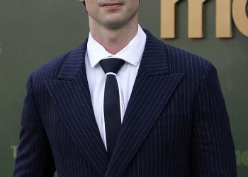 Patrick Schwarzenegger izgleda zgodno u čistom odijelu dok se pridružuje White Lotus Castmates na premijeri serije 3 Bangkok