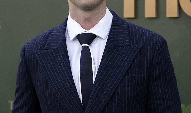 Patrick Schwarzenegger izgleda zgodno u čistom odijelu dok se pridružuje White Lotus Castmates na premijeri serije 3 Bangkok