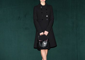 Pixie Geldof odiše elegancijom u elegantnom crnom kaputu dok se pridružuje suprugu Georgeu Barnettu na Gucci Showu tijekom milanskog tjedna mode