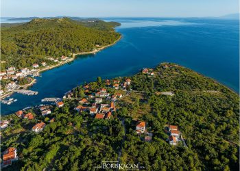 Počelo probijanje protupožarnog puta na području Lukorana