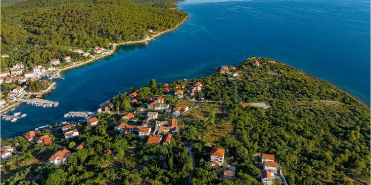 Počelo probijanje protupožarnog puta na području Lukorana