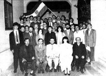 Pod hrvatskom zastavom hrvatski slikar i književnik Miro Glavurtić 1990.