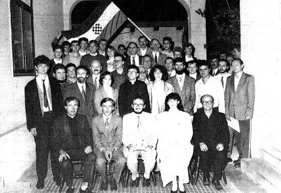 Pod hrvatskom zastavom hrvatski slikar i književnik Miro Glavurtić 1990.