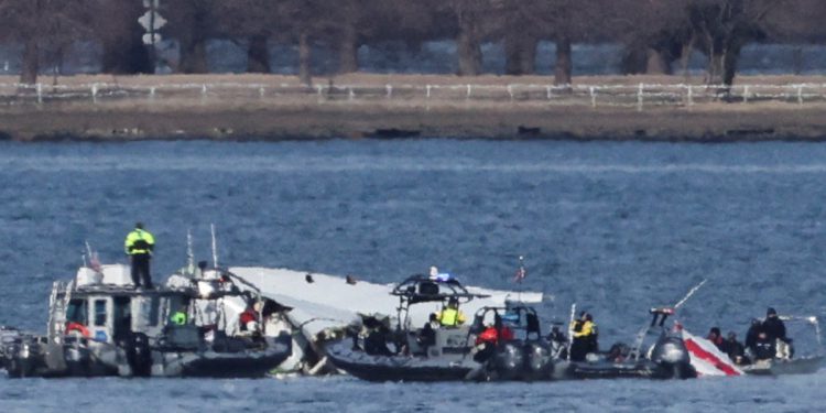 Podaci DC zrakoplovne nesreće pokazuju sukobljena očitanja nadmorske visine iz Jet -a i vojnog helikoptera American Airlinesa