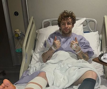 Pop zvijezda otkriva da je hospitaliziran s gadnim ozljedama nogu dok predviđa dugi ‘put do oporavka’