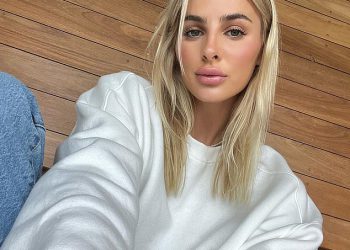 Popularni influencer Indy Clinton zapušten je zbog puštanja svoje troje male djece kako divljaju u kafiću: “Ako se vaša djeca ne mogu ponašati, nemojte ih izvaditi!”