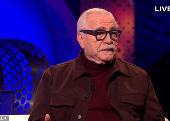 Posljednji domaćin nogu prisiljen da se opetovano ispriča dok glumac Brian Cox oslobađa šokantnu tiradu kod Donalda Trumpa tijekom emisije uživo