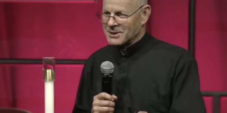 Poznati svećenik upozorio, demoni uznemiravaju: ‘Mnogi su ljudi izloženi, a ne znaju’