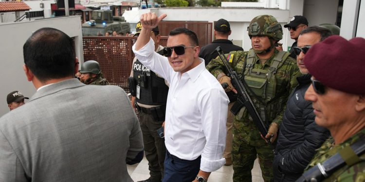 Predsjednički izbori Ekvadora idu na otjecanje između konzervativnog dužnosti, ljevičarskog odvjetnika