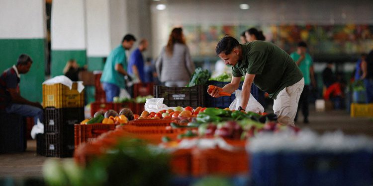 Predsjednik Brazila kaže zemlji da ne kupuje skupe namirnice kako cijene hrane rastu