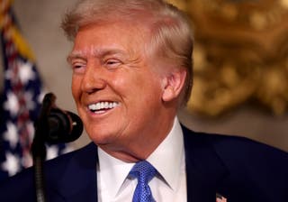Predsjednik Donald Trump donosi primjedbe nakon što je potpisao izvršnu naredbu o proširenju pristupa IVF-u u svom odmaralištu Mar-a-Lago