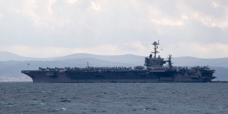 Prijevoznik američkih zrakoplova u sudaru s brodom u blizini Egipta
