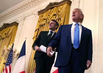 Prkosni francuski novinari čine sigurne AP Paris Reporter postavlja prvo pitanje na Trumpu i Macronovoj konferenciji za novinare