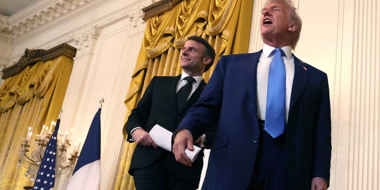 Prkosni francuski novinari čine sigurne AP Paris Reporter postavlja prvo pitanje na Trumpu i Macronovoj konferenciji za novinare