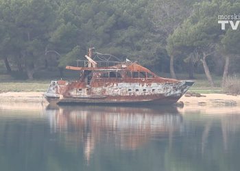 RASPAD SUSTAVA Olupina jahte koja je izgorjela u podmetnutom požaru prošle godine, još je u Medulinskom zaljevu!