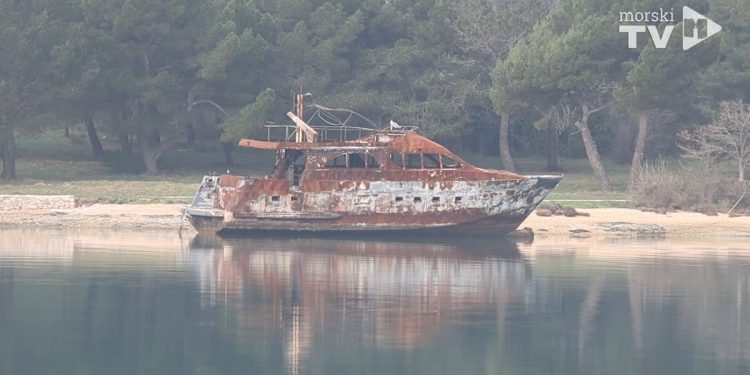 RASPAD SUSTAVA Olupina jahte koja je izgorjela u podmetnutom požaru prošle godine, još je u Medulinskom zaljevu!