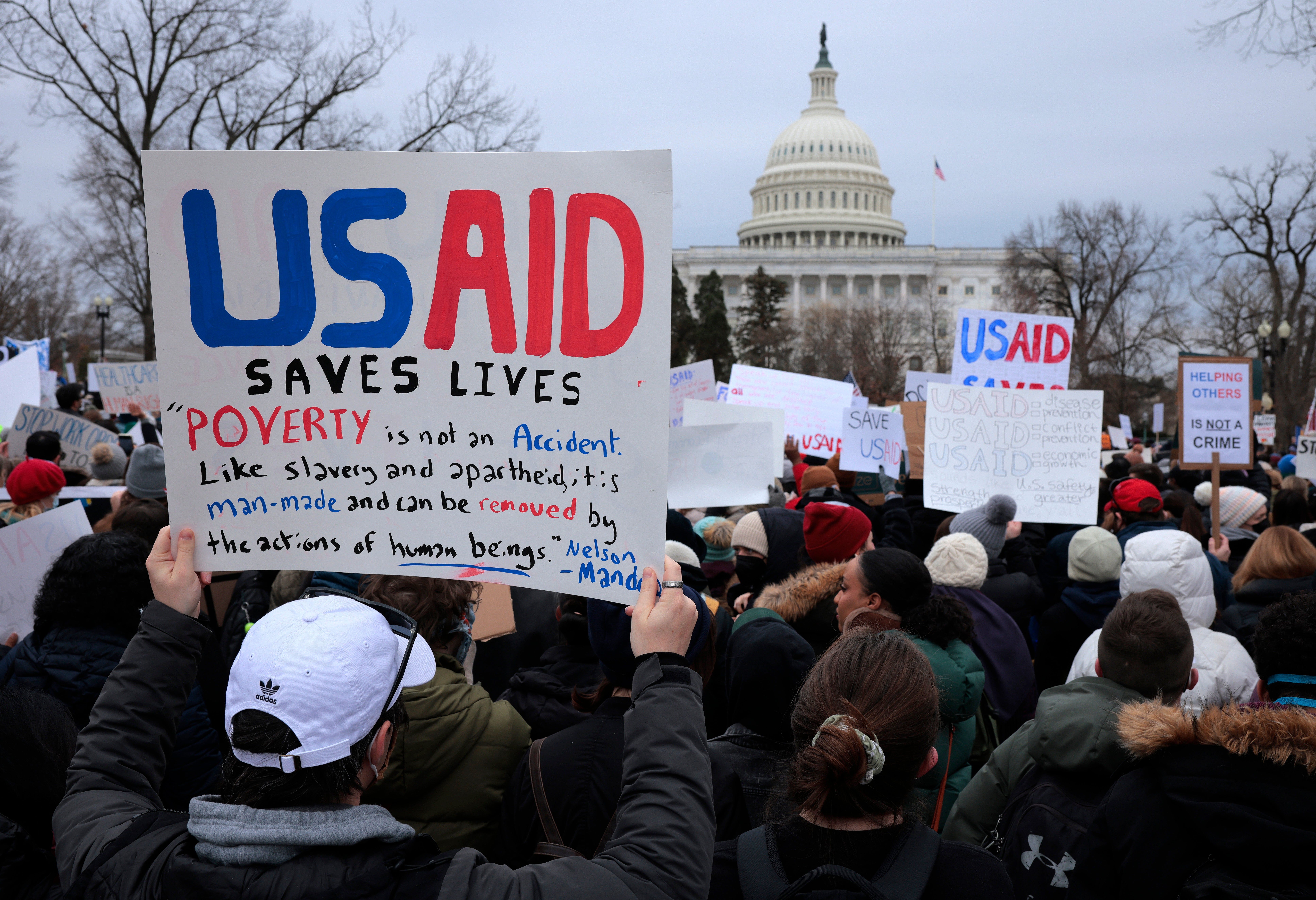 Prosvjednici pokazuju protiv prijetnji Trumpove administracije da će otopiti USAID u Washingtonu, DC, 5. veljače