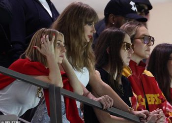 Reakcija Travisa Kelcea na Taylor Swift koji je brutalno potaknuo navijače u Super Bowlu