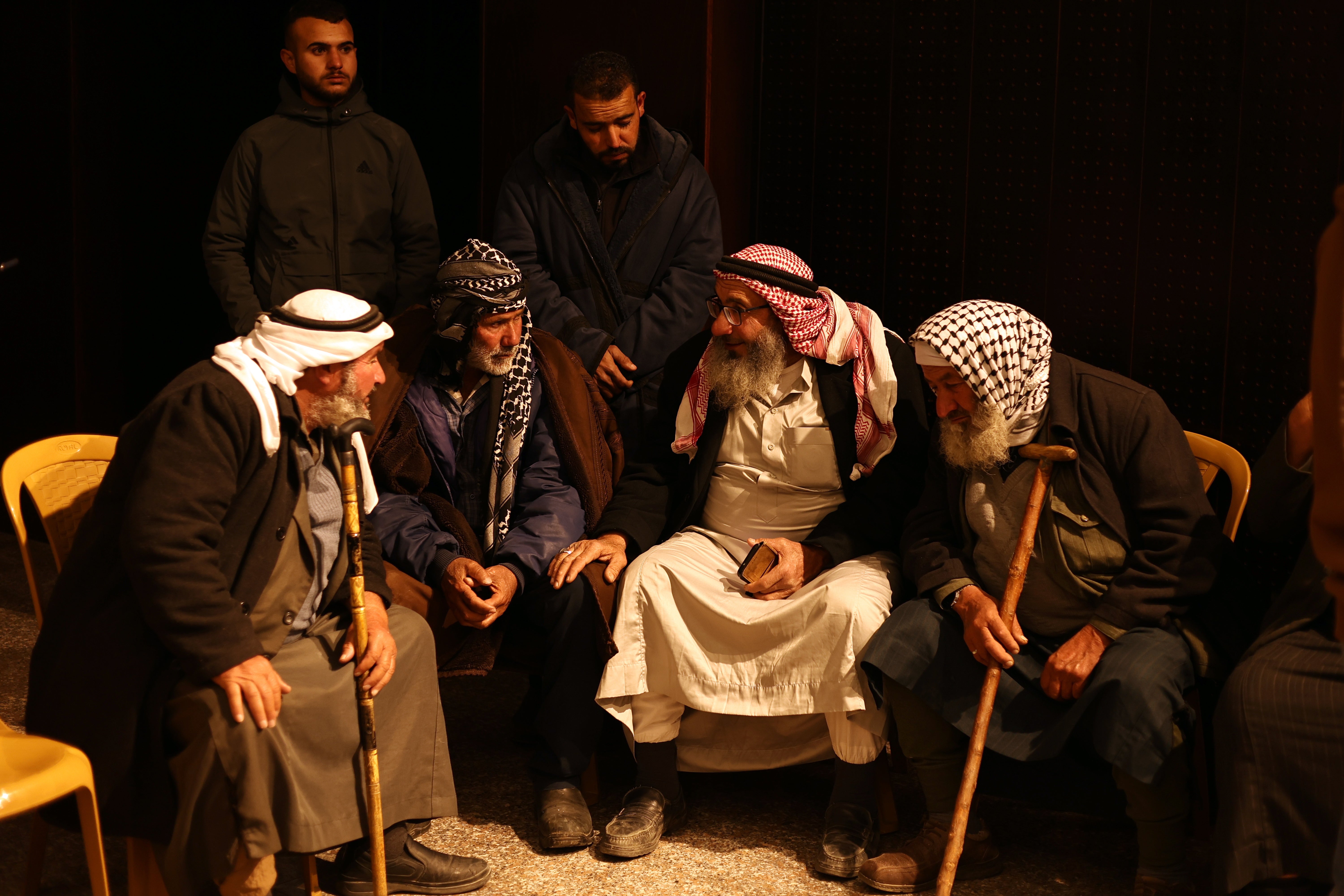 Palestinci čekaju puštanje rodbine iz izraelskih zatvora, u kulturnoj palači Ramallah u gradu Zapadne obale Ramallah