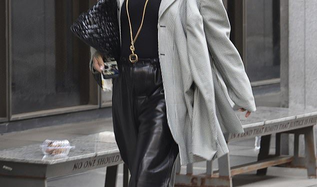 Rihanna izgleda elegantni izlazni sud s dečkom A $ rocky usred suđenja reperu