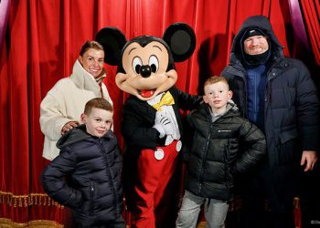 Rooneys preuzima Disneyland Pariz! Obiteljska poza za snimke s Mickeyjem Mouseom dok Coleen kaže da je oduševljena Wayneu da im se napokon može pridružiti na putovanju nakon što je otpušten iz menadžera
