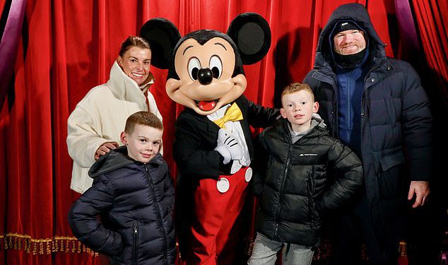 Rooneys preuzima Disneyland Pariz! Obiteljska poza za snimke s Mickeyjem Mouseom dok Coleen kaže da je oduševljena Wayneu da im se napokon može pridružiti na putovanju nakon što je otpušten iz menadžera