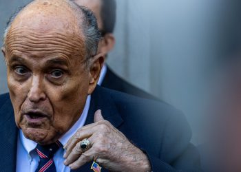 Rudy Giuliani je ‘u potpunosti’ platio 148 milijuna dolara koje duguje dva izbornog radnika koje je klevetao, kažu sudski dokumenti