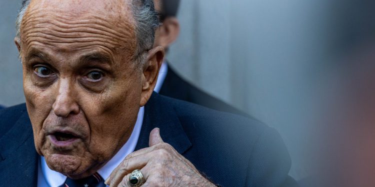 Rudy Giuliani je ‘u potpunosti’ platio 148 milijuna dolara koje duguje dva izbornog radnika koje je klevetao, kažu sudski dokumenti