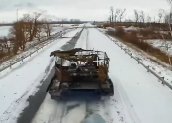 Ruski UAV uništava ukrajinsko vojno vozilo (Video) bez drona-RT Rusija i bivši Sovjetski Savez