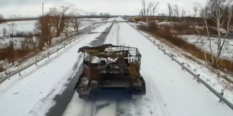 Ruski UAV uništava ukrajinsko vojno vozilo (Video) bez drona-RT Rusija i bivši Sovjetski Savez
