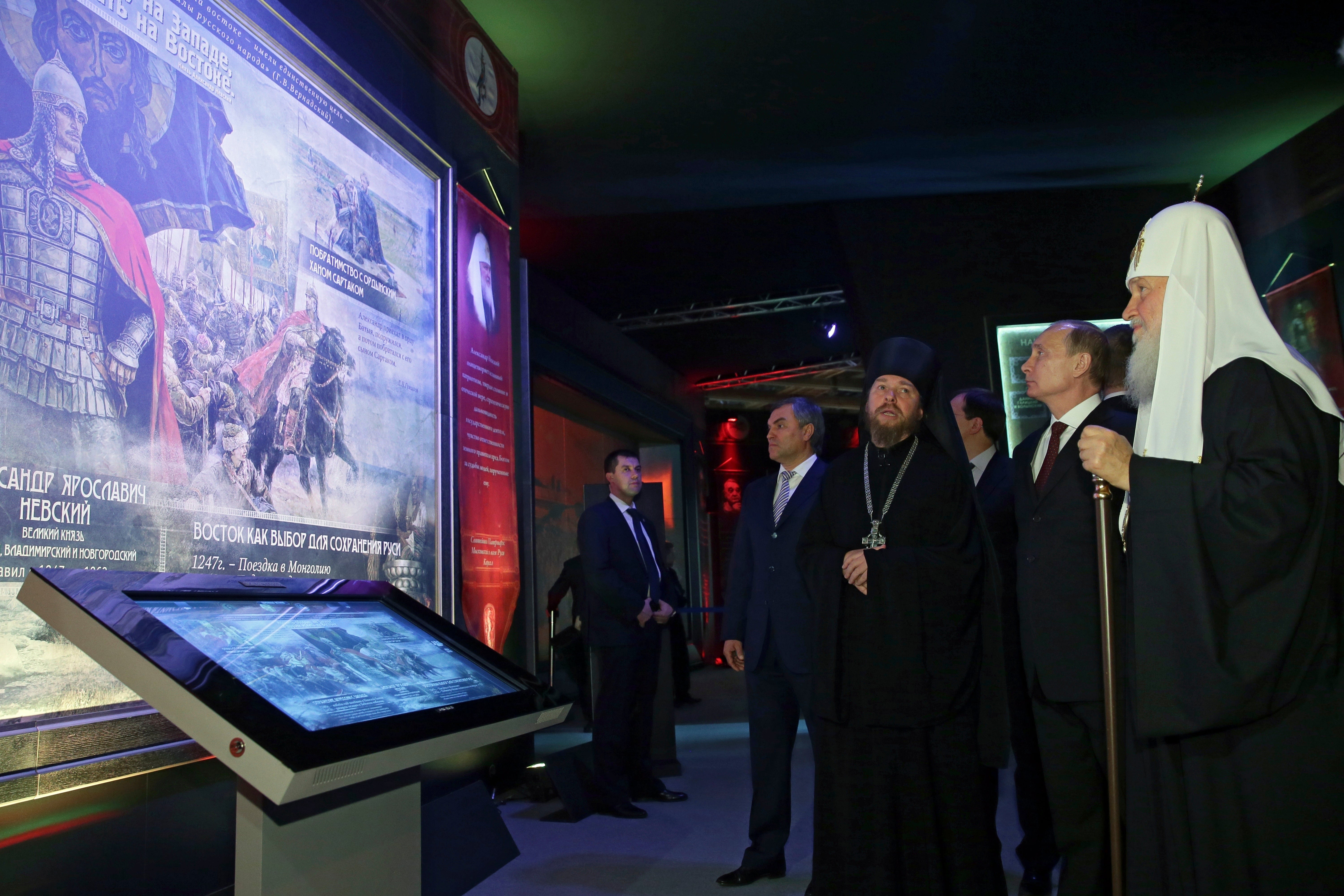 Fileruski predsjednik Vladimir Putin, Drugo desno, ruski pravoslavni patrijarh Kirill, desno, prvi zamjenik šefa osoblja predsjedničke uprave Vyacheslav Volodin, četvrti desno, i Archimandrit Tikhon Shevkunov, treće desno, posjetite izložbu 