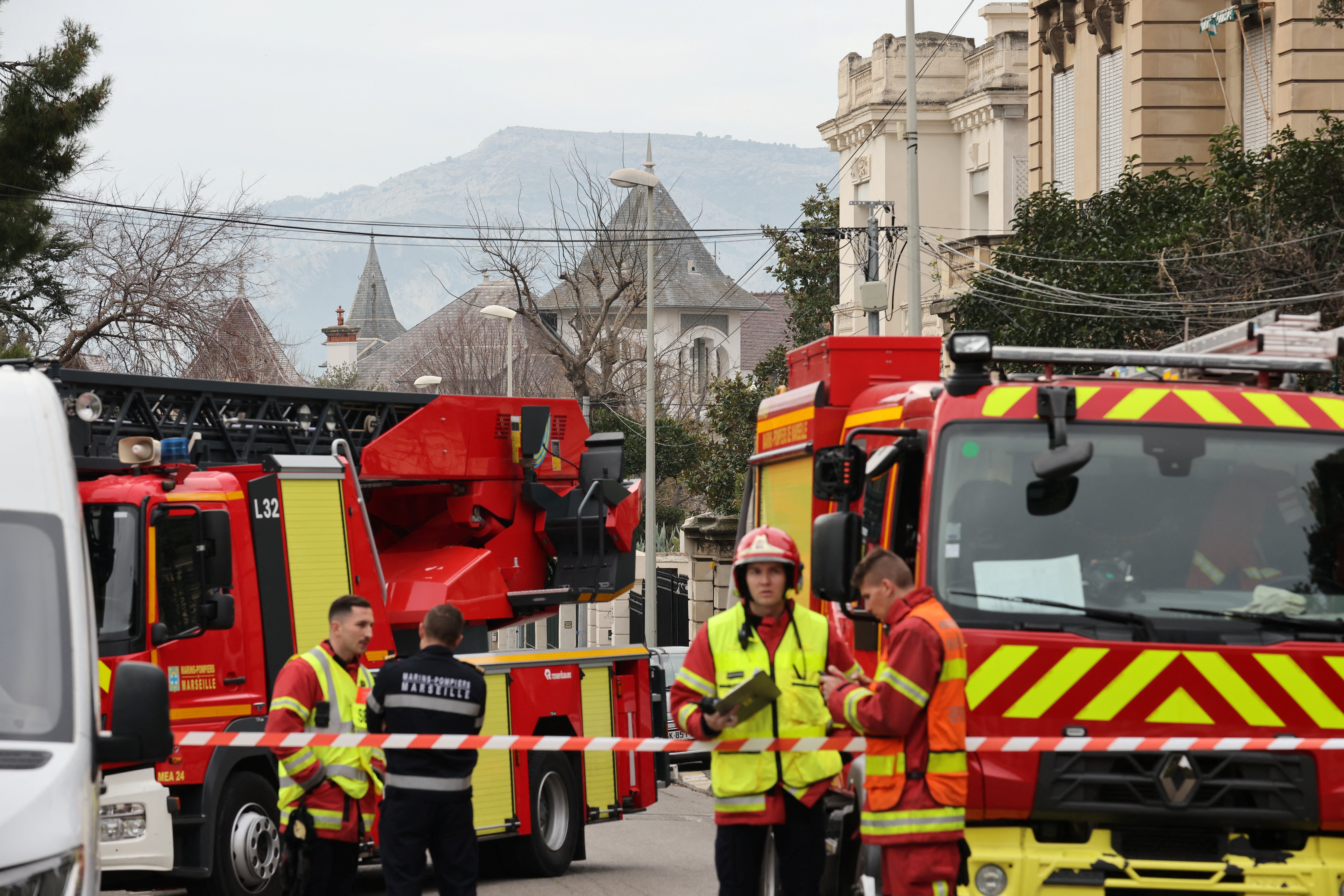 Francuski vatrogasci i spasilačke snage stoje u blizini ulaza ruskog konzulata u Marseilleu