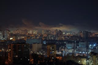 Dim se na nebu diže nad Kijevom nakon ruskog štrajka drona 17. veljače