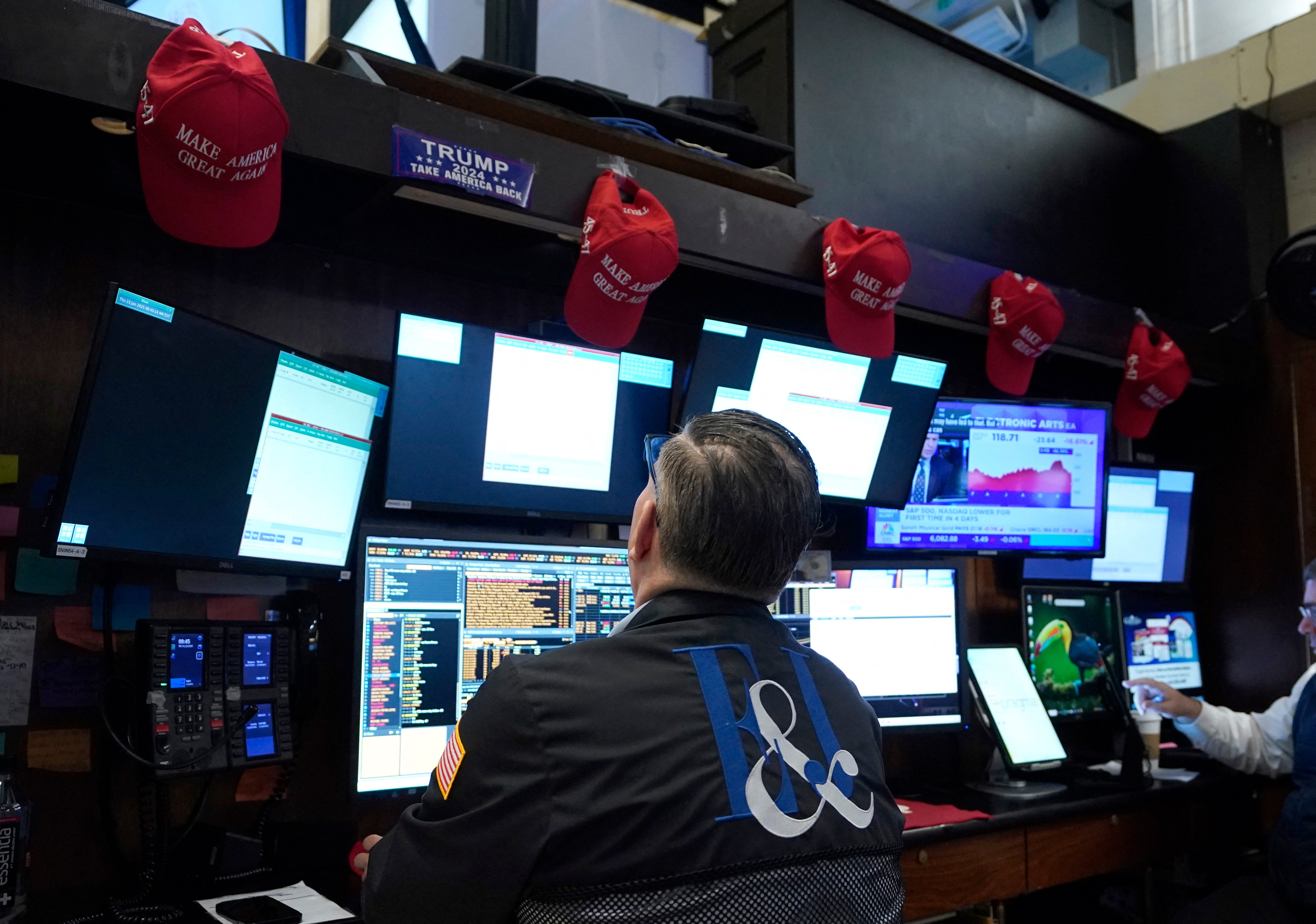 Industrijski prosjek Dow Jones pao je 557 bodova, a NASDAQ Composite pao je 2,1 posto kada su se američka tržišta otvorila u ponedjeljak ujutro