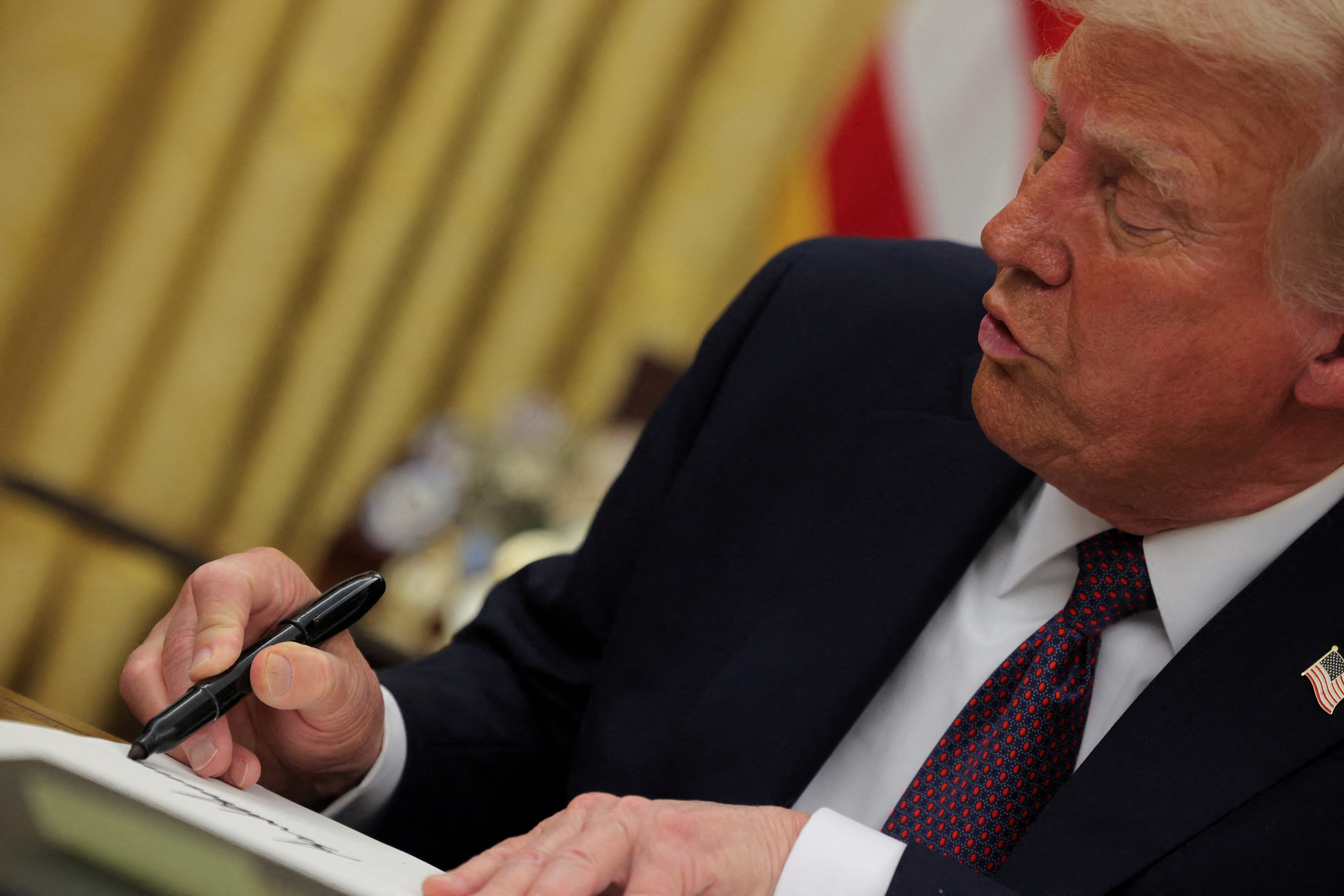 Predsjednik Donald Trump izdao je pomilovanja za pobune 6. siječnja prvog dana