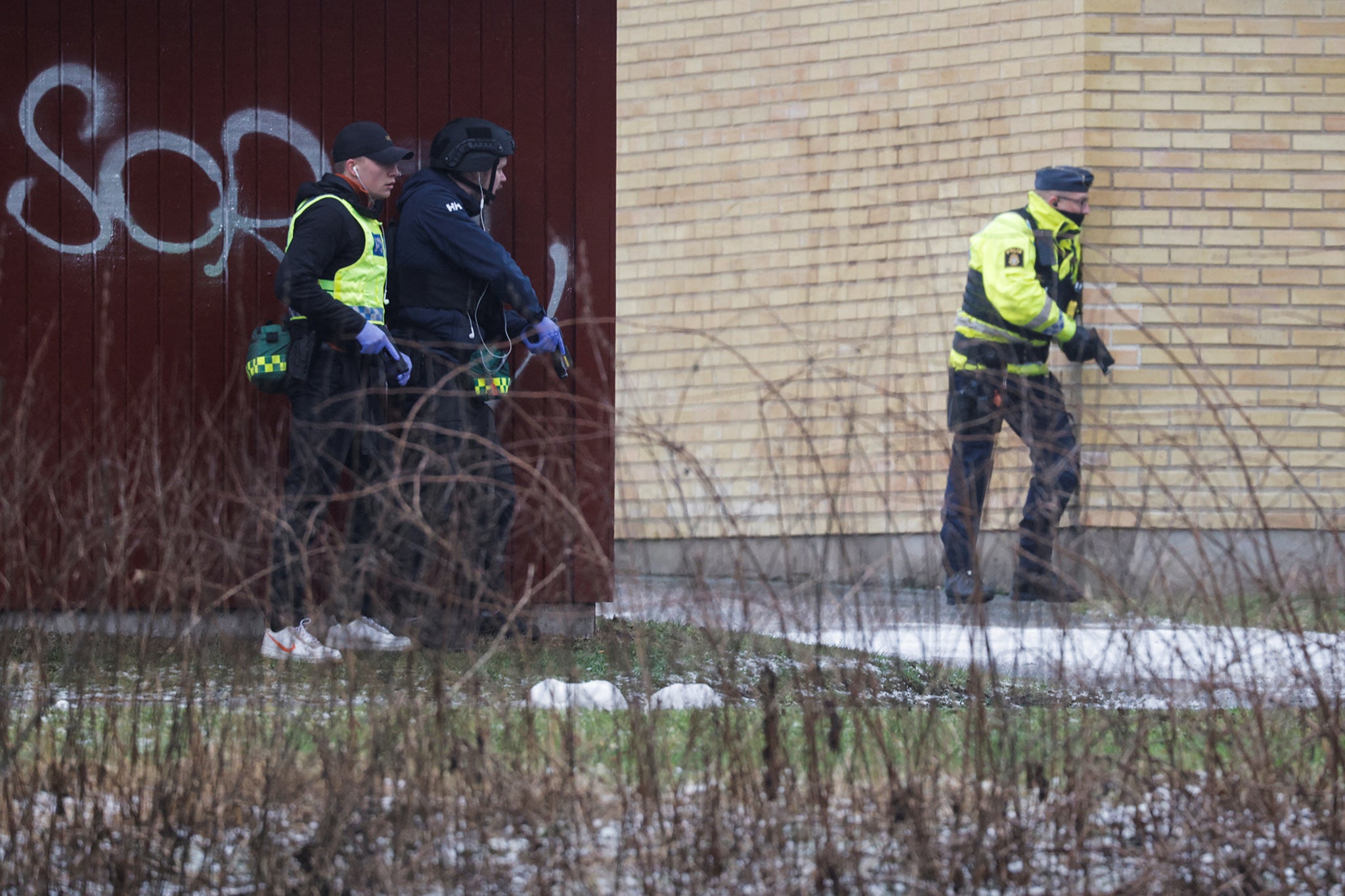 Policija trenutno pretražuje školu, ali vjeruje da je neposredna opasnost gotova