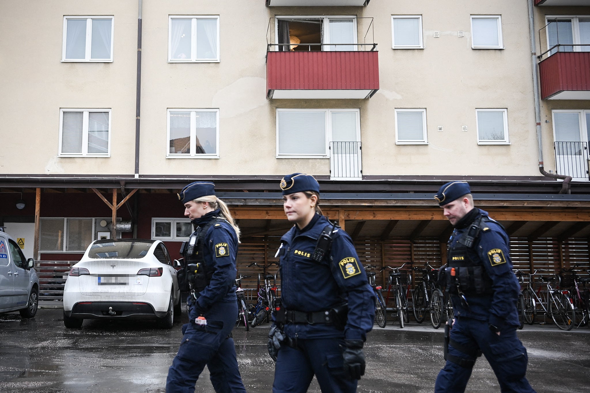 Policija je izvršila raciju u zgradu u kojoj je živio osumnjičeni napadač