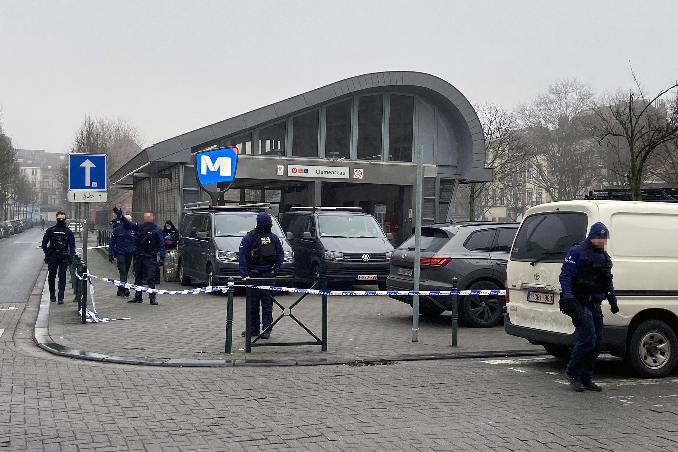 Tisuće putnika suočeno je s kašnjenjima dok policija traži dvojicu naoružanih osumnjičenih