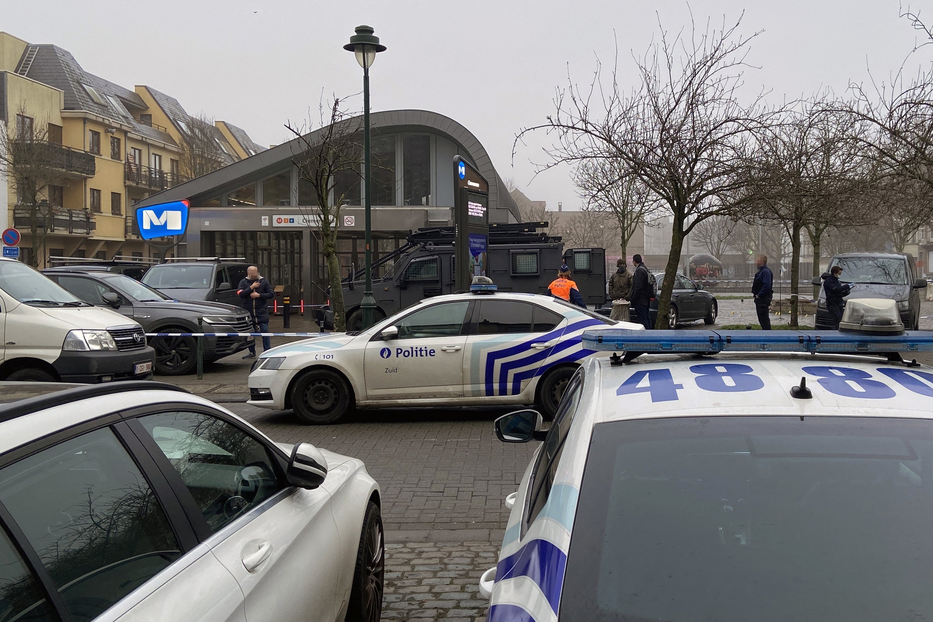 Incident se dogodio ispred stanice Clémenceau oko 6.15 sati neposredno prije nego što su osumnjičeni pobjegli u metro tunele