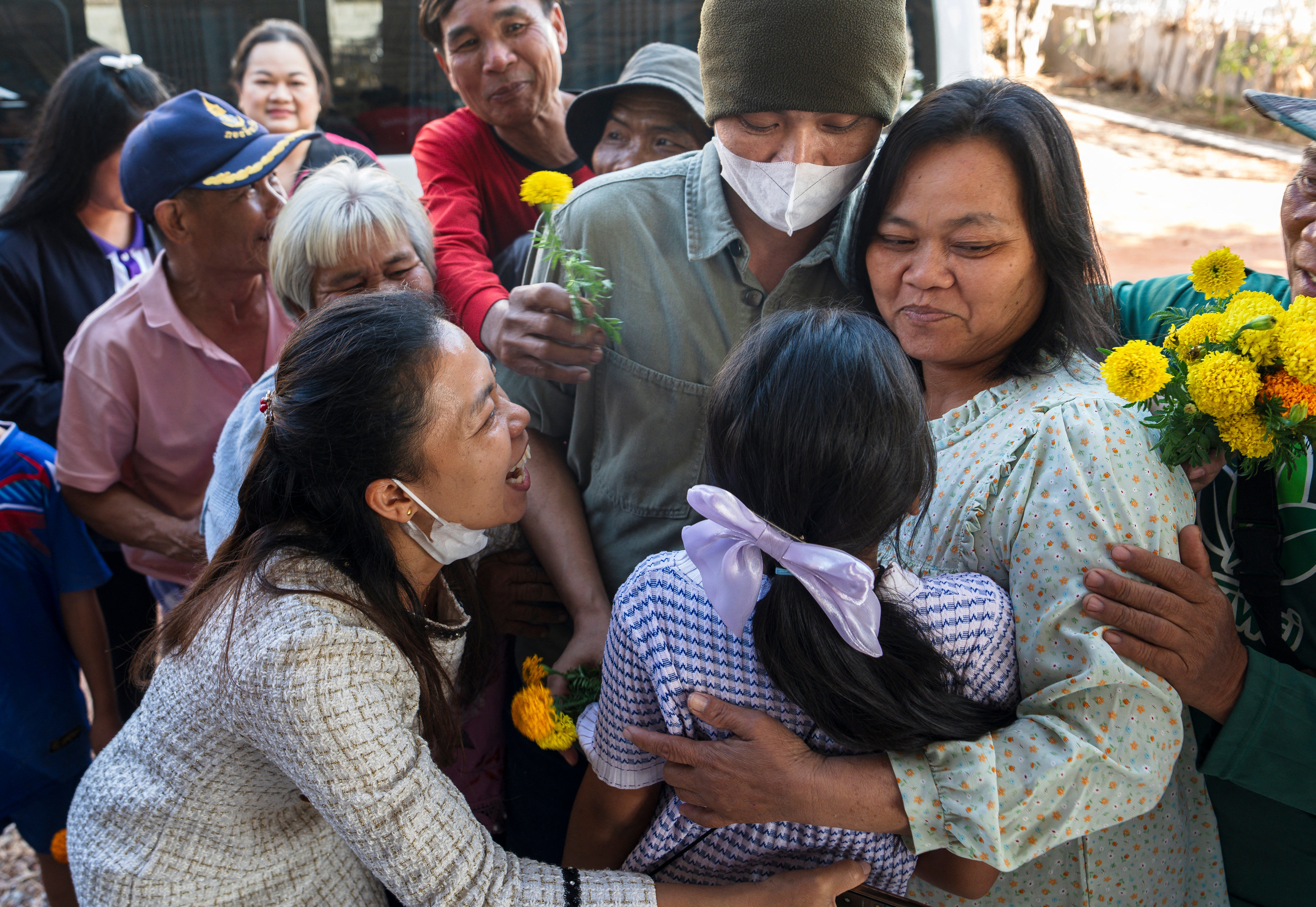 Oslobođeni Thai Farm Worker watherara sririoon zagrli svoju majku wiwwaeo sririooun