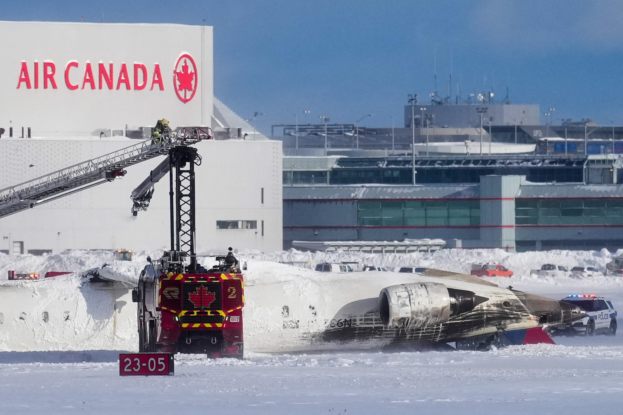 Let Delta sjedi naopako na pisti međunarodne zračne luke Toronto Pearson, nakon što se srušio u ponedjeljak popodne