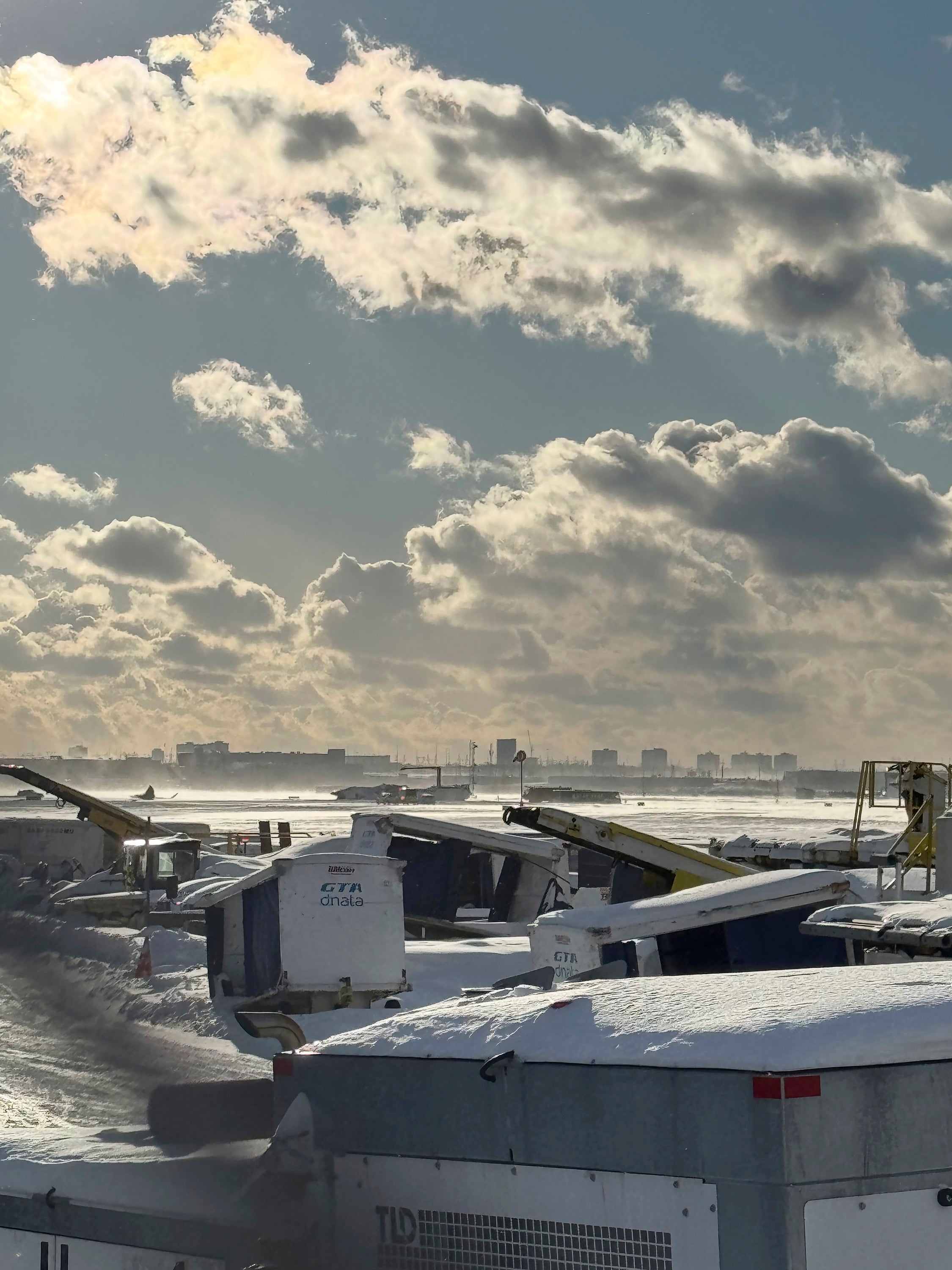 Svih 80 ljudi na brodu evakuirano je iz Delta Flight 4819 nakon što se u ponedjeljak popodne srušio u Torontu