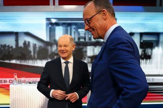 Njemački kancelar Olaf Scholz (L) iz Socijaldemokratske stranke (SPD) i njegov konzervativni suparnik, vođa Kršćanske demokratske unije (CDU) Friedrich Merz (R)