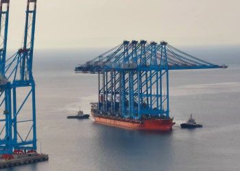 SPECIJALNI TERET U RIJECI Goleme lučke dizalice više od najviše zgrade u Hrvatskoj, iz Kine doplovile u riječku luku