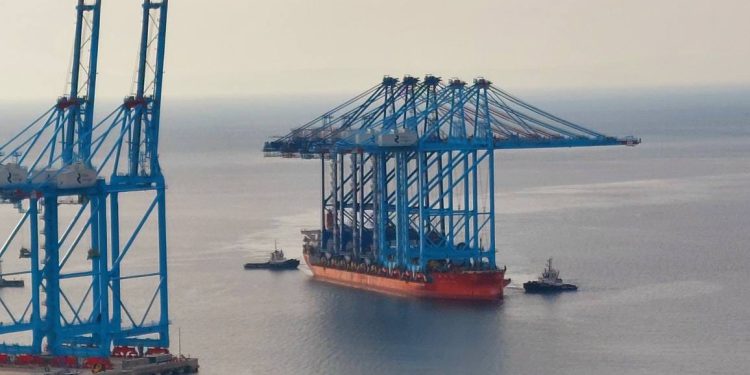 SPECIJALNI TERET U RIJECI Goleme lučke dizalice više od najviše zgrade u Hrvatskoj, iz Kine doplovile u riječku luku