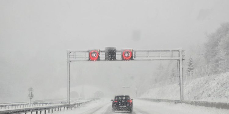STIŽE SNIJEG! Hrvatske autoceste objavile upozorenje vozačima