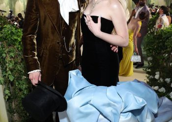 Sabrina Carpenter u New Music Video s Dolly Parton povuče brutalno pomicanje prstom u bivšem Barryju Keoghanu