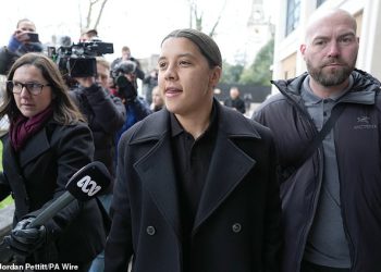 Sam Kerr rekao je policiji da vjeruje da je oteo taksi vozač prije nego što je svoj bankovni račun prebacio na službenike, sud je čuo kako suđenje u rasno ojačanoj Slur započinje u Londonu